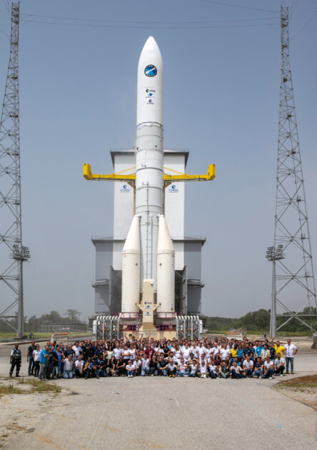 Das gesamte Team vor dem Ariane-6-Testmodell am europäischen Weltraumbahnhof in Französisch-Guyana. Bild: ESA