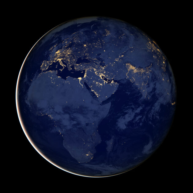 Afrika südlich der Sahara ist die größte Region der Erde, in der Elektrizität nicht für alle verfügbar ist. Das Satellitenbild von 2012 zeigt, daß es in weiten Teilen Afrikas nachts völlig dunkel ist. Nur im Raum Johannesburg und am unteren Nil gibt es so viele Lichter wie auf dem europäischen Kontinent. Bild: NASA