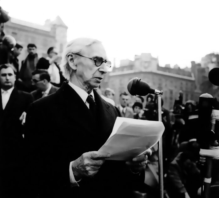 Bertrand Russell spricht im Namen des „Komitees der 100“ auf einer von ihm veranstalteten Kundgebung gegen den Einsatz von Atomwaffen auf dem Trafalgar Square in London am 29. Oktober 1961. Bild: Niels Bohr Bibliothek