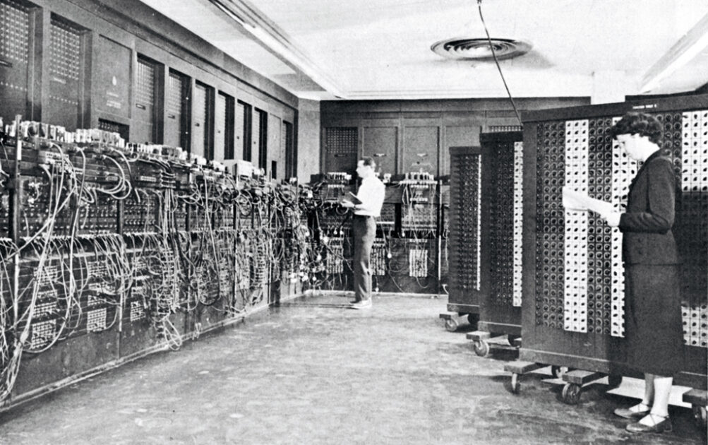 ENIAC – der erste Universalcomputer Anfang der 1950er Jahre. Er nahm eine Fläche von über 167 Quadratmeter ein, wog 30 Tonnen und enthielt 20.000 Vakuumröhren, 10.000 Kondensatoren und 70.000 Widerstände.