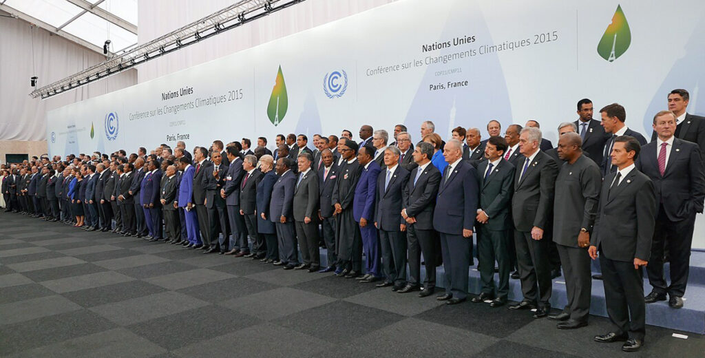 Delegationsleiter auf der Klimakonferenz der Vereinten Nationen 2015 (COP21), die zur Unterzeichnung des Pariser Abkommens führte. Bild: Wikipedia