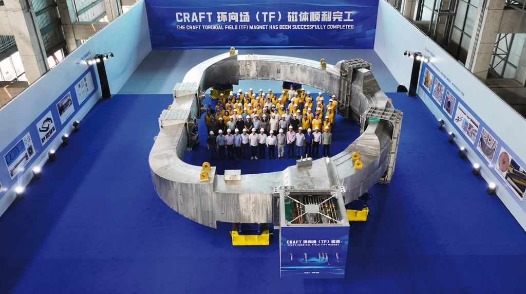 Der riesige Supraleitmagnet des chinesischen Instituts für Plasmaphysik, in dem das gesamte Forschungsteam Platz findet. Bild: ASIPP