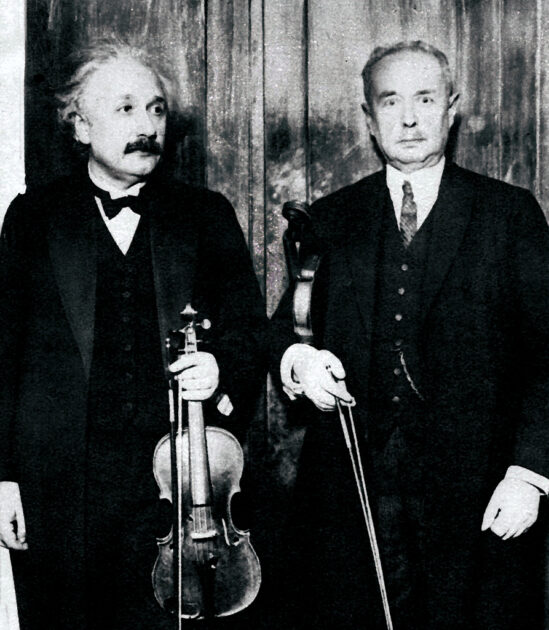 LaRouche: „Ich habe ein Bild des Physikers Albert Einstein vor Augen, wie er im Gottesdienst der großen jüdischen Synagoge in Berlin vor der Zeit der Hitler-Diktatur auf seiner Geige spielte.“ Im Bild Albert Einstein und sein Lehrer Lewandowski nach einem Benefizkonzert in der Neuen Synagoge in Berlin am 29. Januar 1930. Bild: Wikipedia