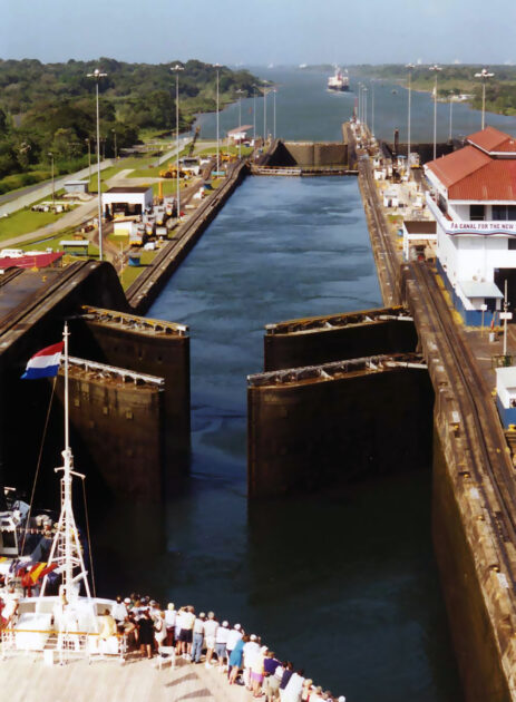 LaRouche: „Für Panama würde ein Kanal auf Meeresspiegelniveau die Wirtschaft auf spektakuläre Weise verbessern. Der größte Nutzen käme den Nationen Mittel- und Südamerikas zugute, deren Handel untereinander und mit weiter entfernten Gebieten erheblich angekurbelt werden würde.“ Hier im Bild: Die Gatun-Schleuse des Panamakanals im Jahre 2000. Bild: Wikipedia/Stan Shebs