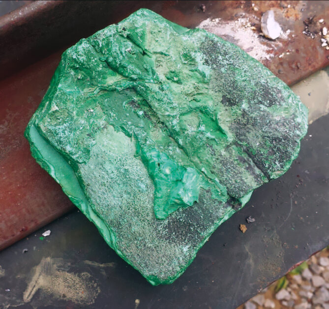 Abbildung 3: Aus solchen grünen Steinen stellten die Alten Ägypter früher Schminke her. Heute ist es ein wichtiger industrieller Rohstoff…