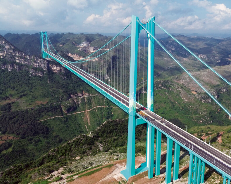 Die Huajiang-Brücke, die höchste Brücke der Welt, wurde am 28. September für den Verkehr freigegeben. Bild: CC/Glabb