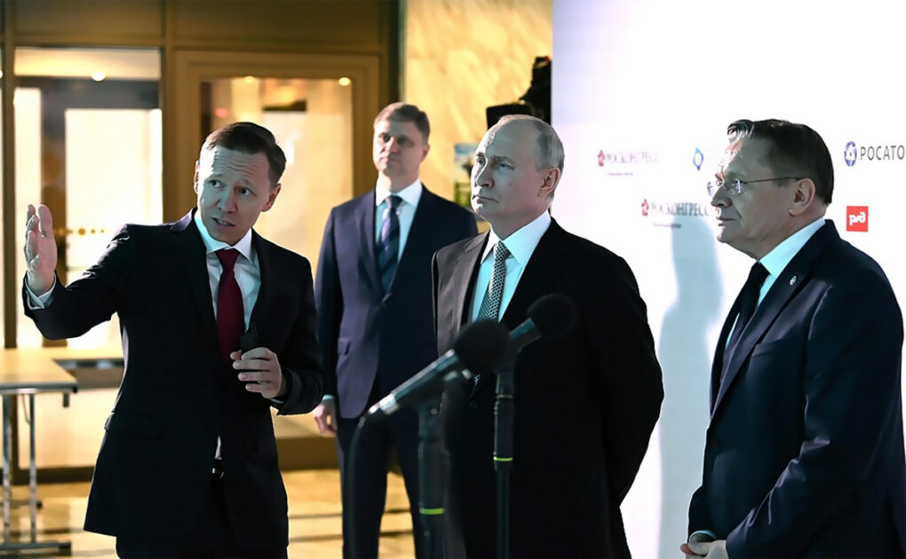 Der russische Präsident Wladimir Putin besuchte am 13. Juli das Zukunftstechnologieforum in Moskau, hier zusammen mit dem Mitbegründer des Russischen Quantenzentrums Ruslan Janusow (links) und Rosatom-Generaldirektor Alexei Likaschew (rechts). Bild: kremlin.ru