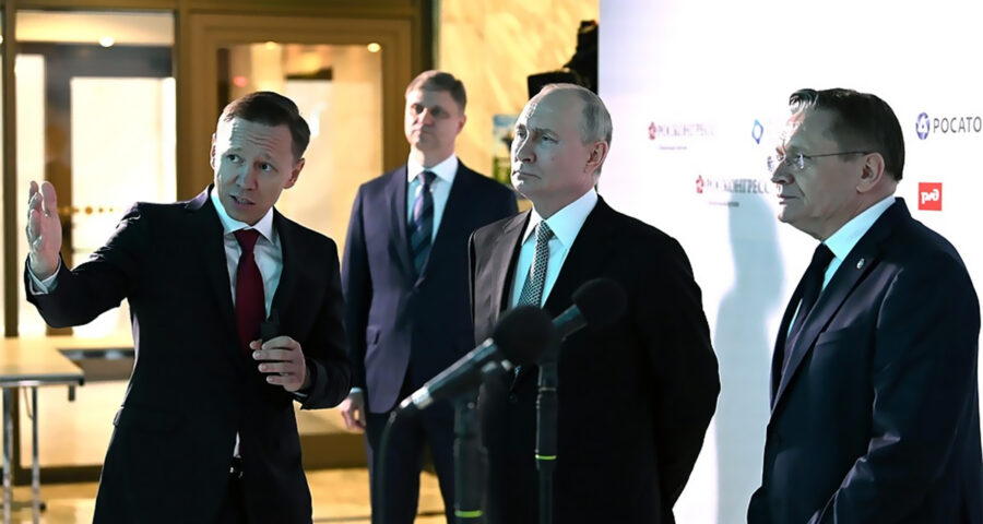 Der russische Präsident Wladimir Putin besuchte am 13. Juli das Zukunftstechnologieforum in Moskau, hier zusammen mit dem Mitbegründer des Russischen Quantenzentrums Ruslan Janusow (links) und Rosatom-Generaldirektor Alexei Likaschew (rechts). Bild: kremlin.ru