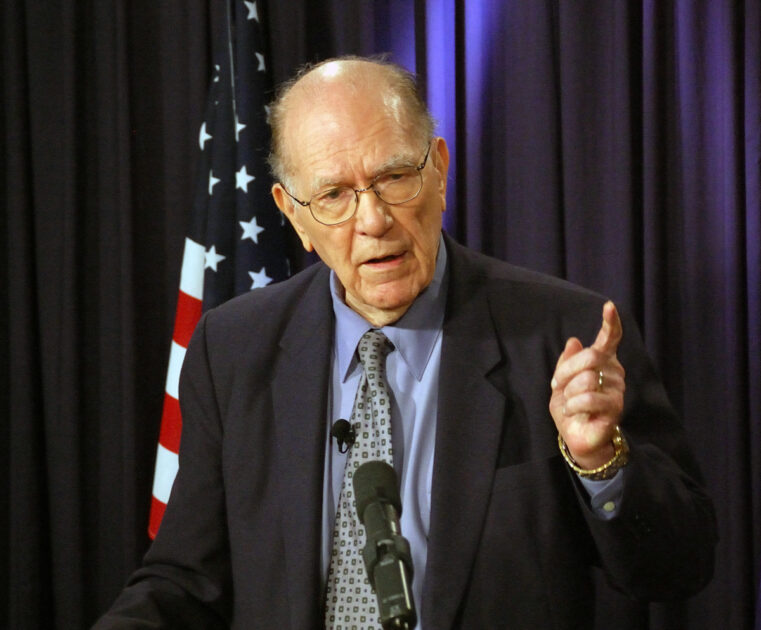 Lyndon LaRouche (1922–2019) hier bei einem Webcast im Oktober 2012. Bild: LaRouche Legacy Foundation/Stuart K. Lewis