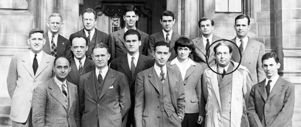 Wissenschaftler des Manhattan-Projekts bei einem Treffen an der Universität von Chicago im Jahr 1946. Mit Kreis markiert ist Leó Szilárd. Enrico Fermi ist der erste von links in der ersten Reihe. Bild: Bibliothek der Univ. of Chicago