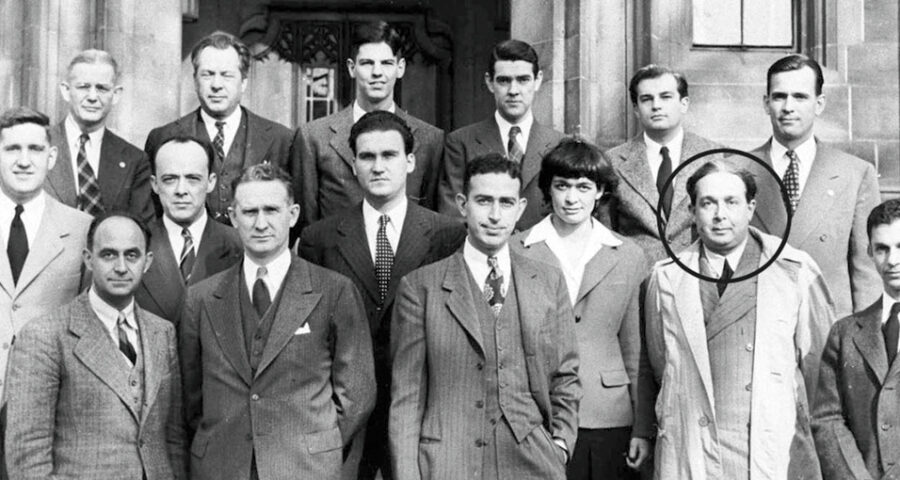 Wissenschaftler des Manhattan-Projekts bei einem Treffen an der Universität von Chicago im Jahr 1946. Mit Kreis markiert ist Leó Szilárd. Enrico Fermi ist der erste von links in der ersten Reihe. Bild: Bibliothek der Univ. of Chicago