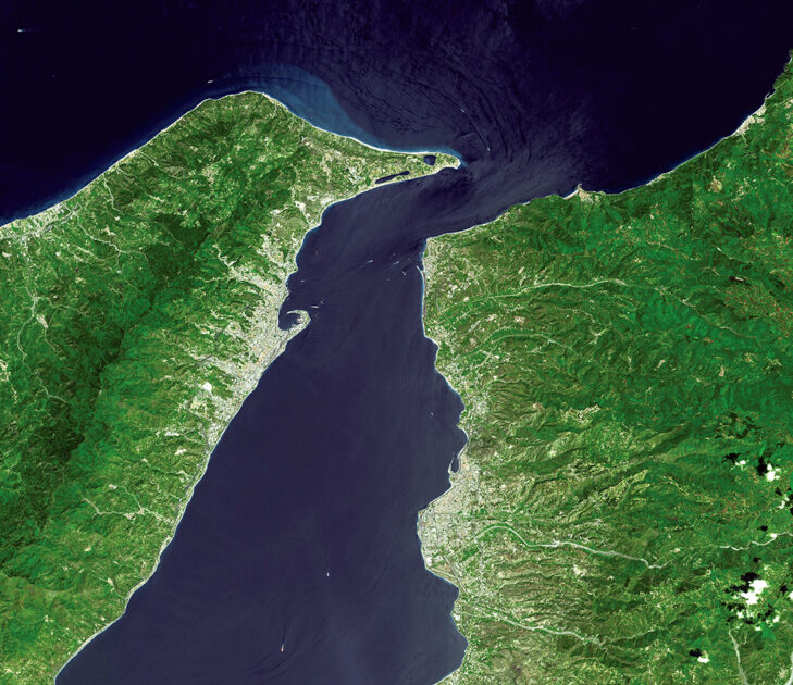 Ein Foto der Straße von Messina aus dem Jahr 2002, aufgenommen von der NASA. Die Brücke würde den Norden von Messina auf Sizilien westlich mit Villa San Giovanni auf dem Festland östlich verbinden. Bild: NASA