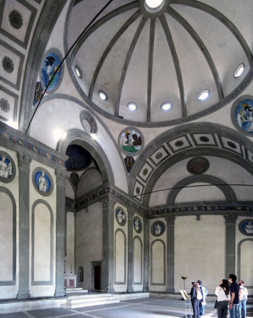 Die Pazzi-Kapelle ist der Kapitelsaal der Franziskaner-Kirche Santa Croce in Florenz. Den Auftrag zum Bau erhielt Filippo Brunelleschi von Andrea de‘ Pazzi. Bild: Wikipedia/Gryffindor