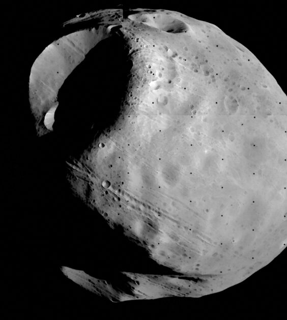 Abbildung 4. Dieses Bild des Marsmondes Phobos ist eine Montage aus drei einzelnen Aufnahmen, die Viking 1 während eines ihrer Vorbeiflüge an Phobos 1978 aufgenommen hat. Der große Krater (größtenteils im Dunkeln) oben links im Bild ist der Krater Stickney. Bild: NASA
