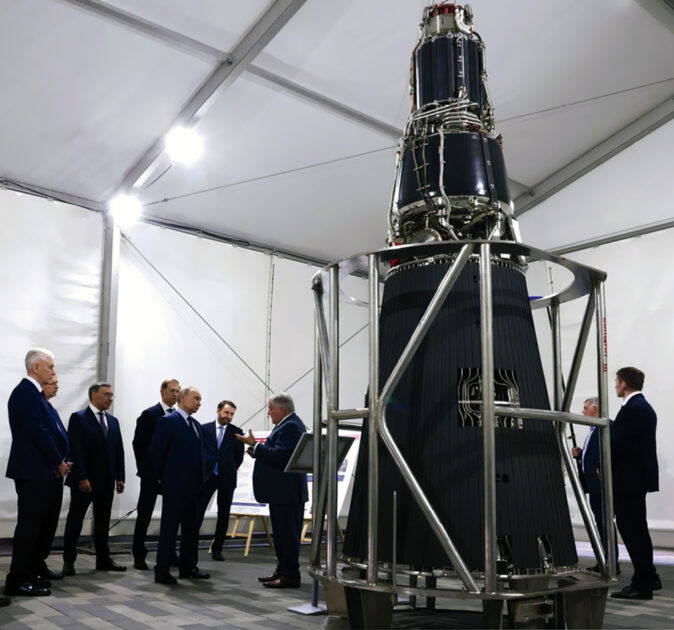 Michail Kowaltschuk, Präsident des Kurtschatow-Instituts, informiert Präsident Putin über die Entwicklung von Kernkraftgeneratoren und deren Einsatz im Weltraum. Das Institut ist Russlands führendes Forschungs- und Entwicklungszentrum für Kernenergie. Bild: kremlin.ru