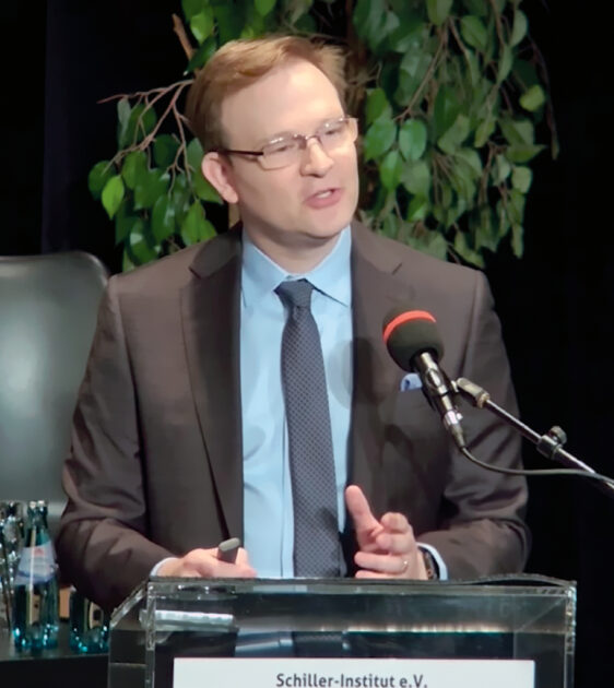 Jason Ross bei seiner Rede auf der Konferenz des Schiller-Instituts in Berlin. Bild: Schiller-Institut