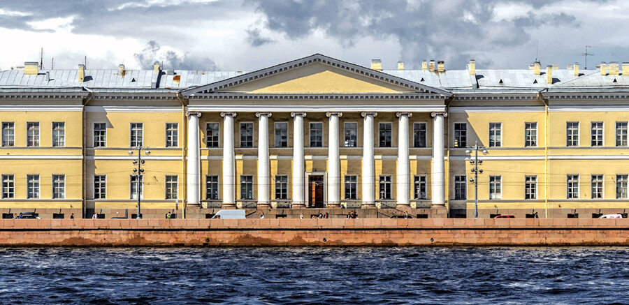 Auf Anregung von Gottfried Wilhelm Leibniz wurde die Russische Akademie der Wissenschaften in Sankt Petersburg von Zar Peter I. 1724 per Dekret gegründet.