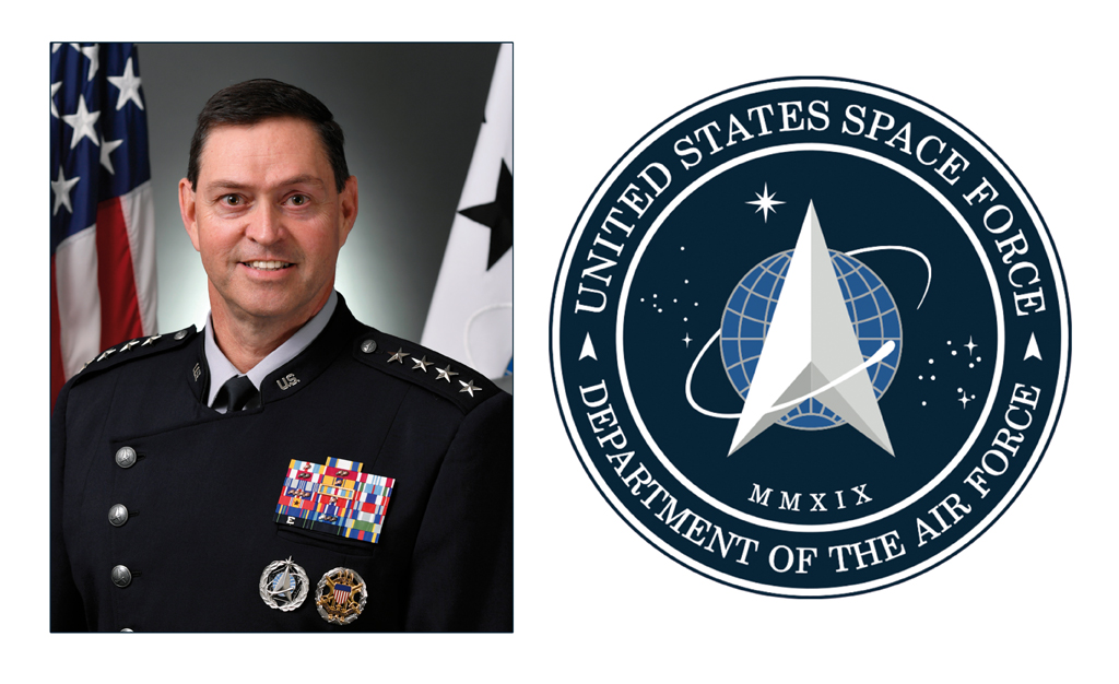 General B. Chance Saltzman, Chief of Space Operations, United States Space Force. Rechts das Verbandsabzeichen der U.S. Space Force, Teil des Luftwaffenministeriums. Bild: US-Regierung, Wikipedia