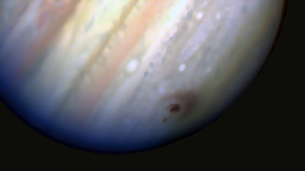 Dunkle Explosionswolke in der Jupiteratmosphäre (unten rechts) nach dem Einschlag eines Trümmerstücks des Kometen Shoemaker-Levy-9. Bild: NASA/ESA