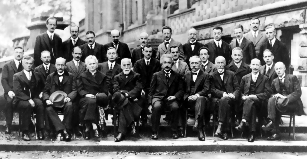 Die Teilnehmer der Fünften Solvay-Konferenz über Quantenmechanik verfolgten einen Kurs, daß eine Kernspaltungs-Kettenreaktion nicht möglich sei, bis Bertrand Russell und Co. beschlossen, Präsident Franklin Roosevelt zum Bau einer Atombombe zu veranlassen. Zu den Teilnehmern gehörten: (vordere Reihe) zweiter von links, Max Planck; dritte von links, Marie Curie; fünfter von links, Albert Einstein; (mittlere Reihe) ganz rechts, Niels Bohr; (hinten) sechster von links, Erwin Schrödinger; neunter von links, Werner Heisenberg. Foto: Benjamin Couprie