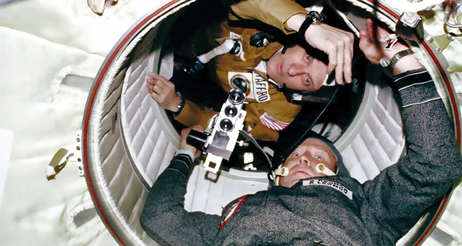 Der Astronaut Thomas P. Stafford und der Kosmonaut Aleksej A. Leonow am 17.07.1975 an der Luke des Apollo-Andockmoduls (DM), das zum Sojus-Orbitalmodul (OM) führt, während der gemeinsamen Andockmission des Apollo-Sojus-Testprojekts (ASTP) der USA und der UdSSR in der Erdumlaufbahn. Bild: NASA