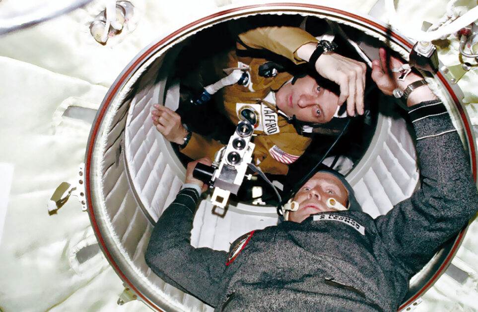 Der Astronaut Thomas P. Stafford und der Kosmonaut Aleksej A. Leonow am 17.07.1975 an der Luke des Apollo-Andockmoduls (DM), das zum Sojus-Orbitalmodul (OM) führt, während der gemeinsamen Andockmission des Apollo-Sojus-Testprojekts (ASTP) der USA und der UdSSR in der Erdumlaufbahn. Bild: NASA