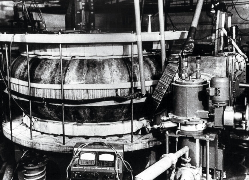 Der weltweit erste Tokamak: der russische T1-Tokamak am Kurtschatow-Institut in Moskau.