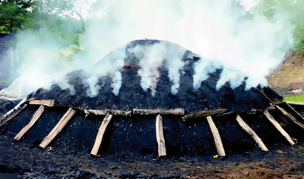 Traditionelle Herstellung von Holzkohle. Bild: Frank Behnsen