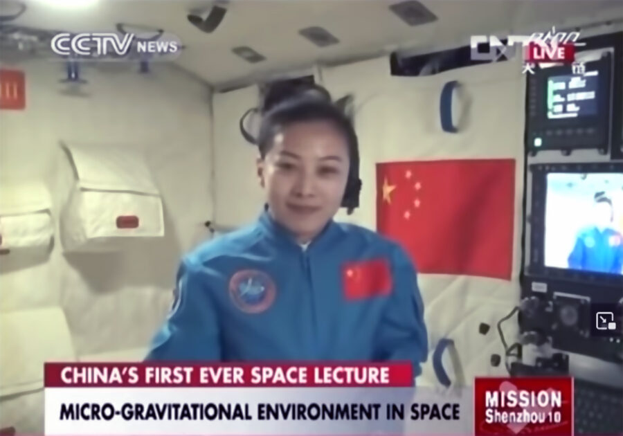 China setzt darauf, die Jugend des Landes für die Weltraumfahrt zu begeistern. So gab die Taikonautin Wang Yaping von Bord der chinesischen Weltraumstation Tiangong-1 eine Unterrichtsstunde, die in China in 80.000 Schulen live übertragen wurde. Bild: YouTube/CCTV